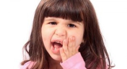 Điều cha mẹ cần biết: Có nên nhổ răng sâu cho trẻ không?